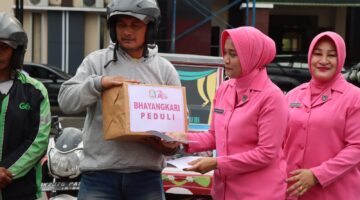 Hari Kesatuan Gerak Bhayangkari ke-74, Kapolres Aceh Tenggara Gelar Bakti Kesehatan dan Bakti Sosial